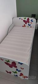 Letto in legno per bambina con farfalle colorate