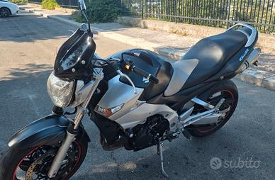 SUZUKI GSR 600 