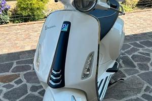 Vespa 125 Primavera Yatch Club