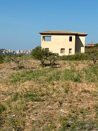 Villa con terreno c.da Caltafaraci