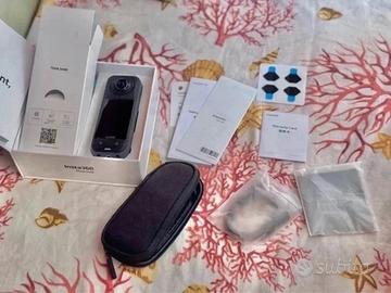 Insta360 x5 + Kit 2 Batterie Extra + 256GB