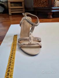 SANDALO BEIGE CON TACCO  CON DETTAGLI SERPENTATI