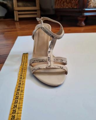SANDALO BEIGE CON TACCO  CON DETTAGLI SERPENTATI