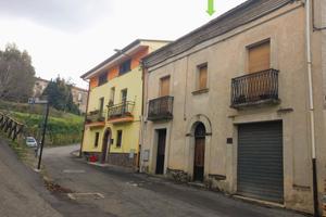 Fabbricato autonomo su 2 livelli + soffitta pratic