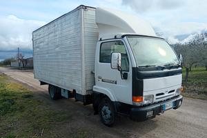 trattore  Nissan cabstar 110 turbo cassone chiuso 