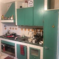 Cucina in legno lineare con frigo