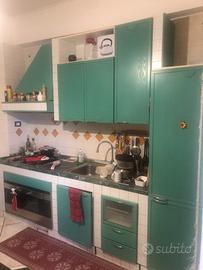 Cucina in legno lineare con frigo