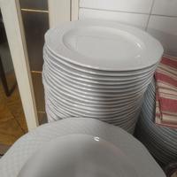 Piatti in ceramica e coltelli per ristorazione