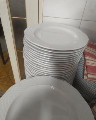 Piatti in ceramica e coltelli per ristorazione