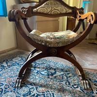 Sedia Savonarola in legno con tessuto decorato