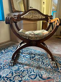 Sedia Savonarola in legno con tessuto decorato