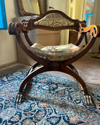 Sedia Savonarola in legno con tessuto decorato