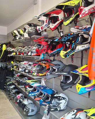 Stock abbigliamento, accessori e ricambi per moto