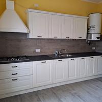 Cucina con elettrodomestici