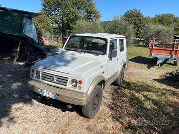 Suzuki Samurai con rimorchio per trasporto cani