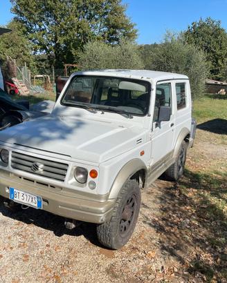 Suzuki Samurai con rimorchio per trasporto cani