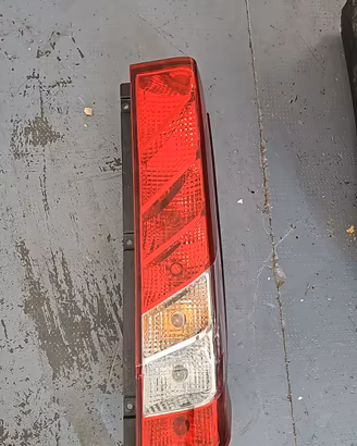 FARO POSTERIORE DX IVECO DAILY 2017