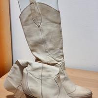 Stivale donna in pelle morbida di colore beige, ta