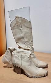 Stivale donna in pelle morbida di colore beige, ta