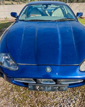 Jaguar XKR 4.0 v8 anno 1999 per ricambi (2a)