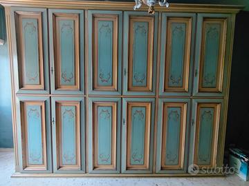 Armadio in legno pieno dipinto a mano