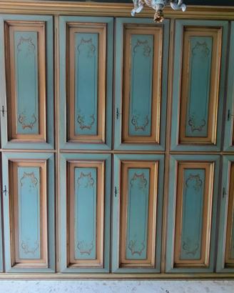 Armadio in legno pieno dipinto a mano