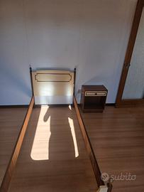 Camera vintage: armadio, letto singolo e comodino