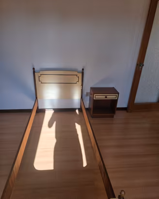 Camera vintage: armadio, letto singolo e comodino