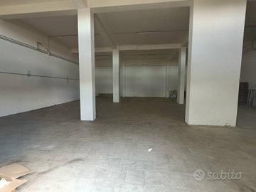 Attività / Licenza di 226 m² con 1 locale a Giarre