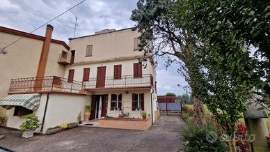 Casa accostata su 3 piani