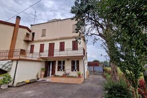 Casa accostata su 3 piani