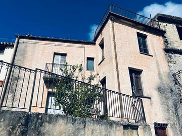 Casa su più livelli con terrazza panoramica