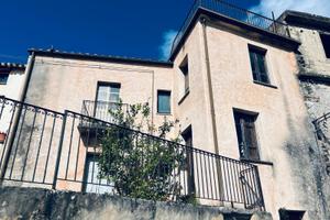 Casa su più livelli con terrazza panoramica