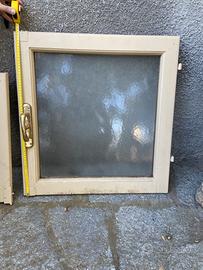 finestra bagno con anta ribalta vetro satinato