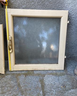 finestra bagno con anta ribalta vetro satinato
