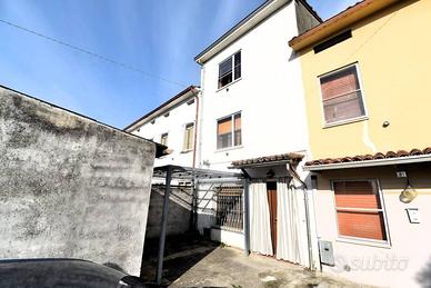Casa indipendente di 231 m² con 5 locali e box aut