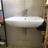 Lavabo sospeso e rubinetto Ideal Standard