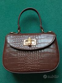 piccola borsa a mano marrone con tracolla 