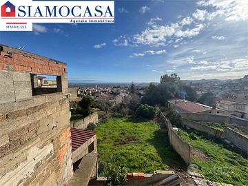 Casa di 150 mq con cortile e due posti auto