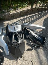 Berverly 400hpe carene più accessori incidentati