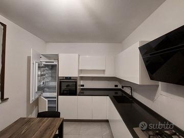 Cucina seminuova con elettrodomestici Samsung