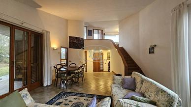Villa di 270 m² con più di 5 locali e box auto dop