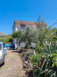 Villetta indipendente con terreno mq 2000