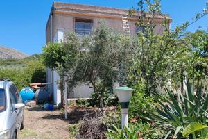 Villetta indipendente con terreno mq 2000