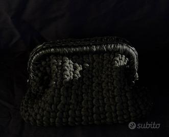 Clutch bag nera con bordo in ecopelle