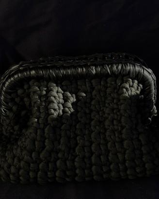 Clutch bag nera con bordo in ecopelle