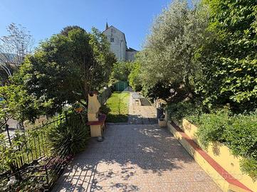 CASA SEMINDIPENDENTE A GENOVA
