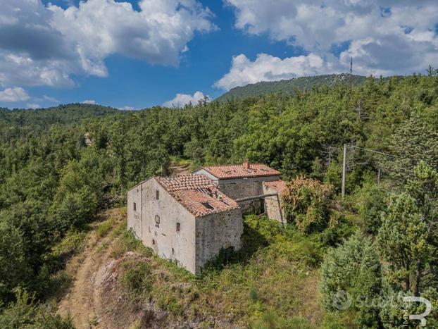 Proprietà da ristrutturare in posizione assolutame