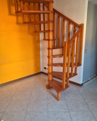 scala a chiocciola  in noce  di qualità eccezional