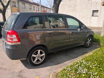 Opel zafira 1.6 7 posti neopatentati metano
